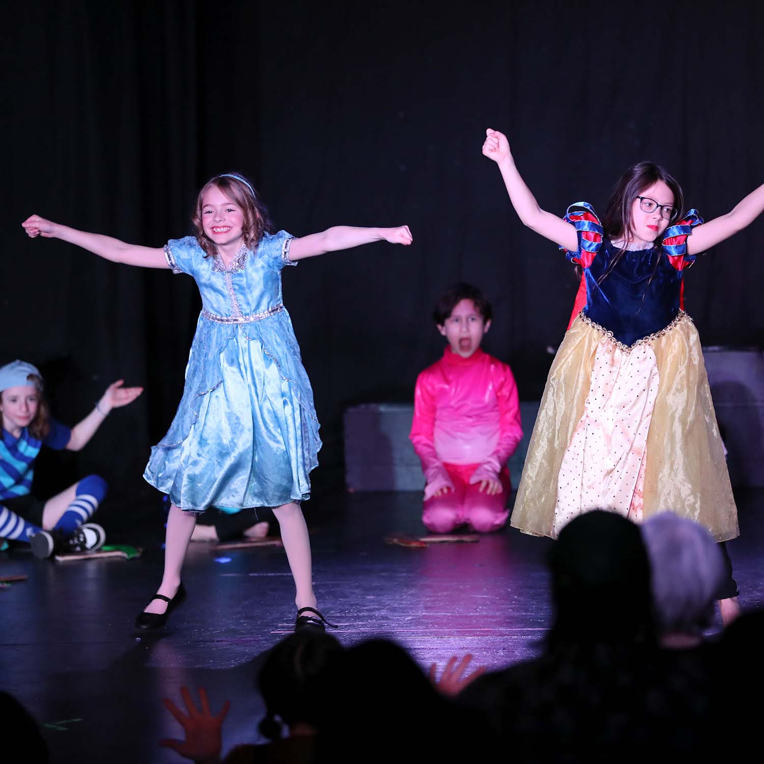 Children's theatre in Bellingham WA - students perform drama for kids. Image shows young children age 5 age 6 age 7 and age 8 performing Snow White on stage.