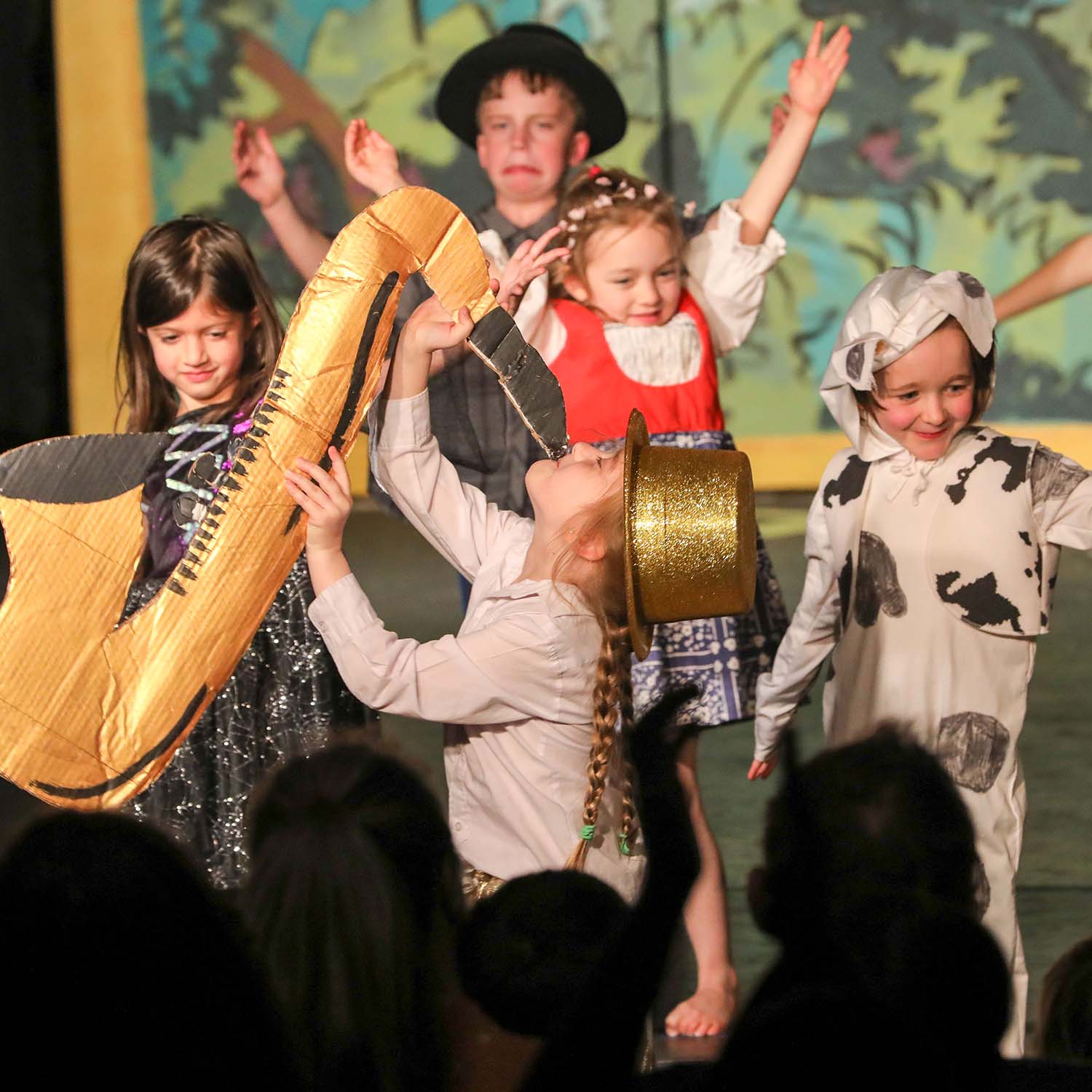 Children's theatre in Bellingham WA - students perform drama for kids. Image shows young children age 5 age 6 age 7 and age 8 performing Snow White on stage.