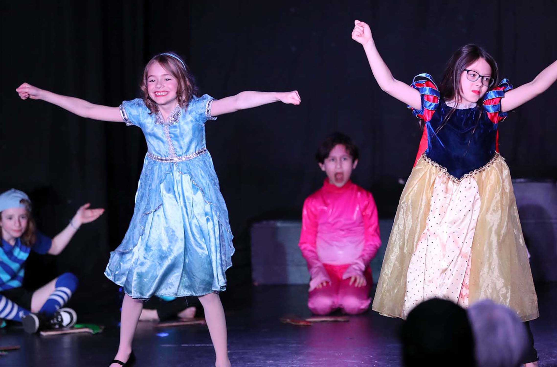 Children's theatre in Bellingham WA - students perform drama for kids. Image shows young children age 5 age 6 age 7 and age 8 performing Snow White on stage.