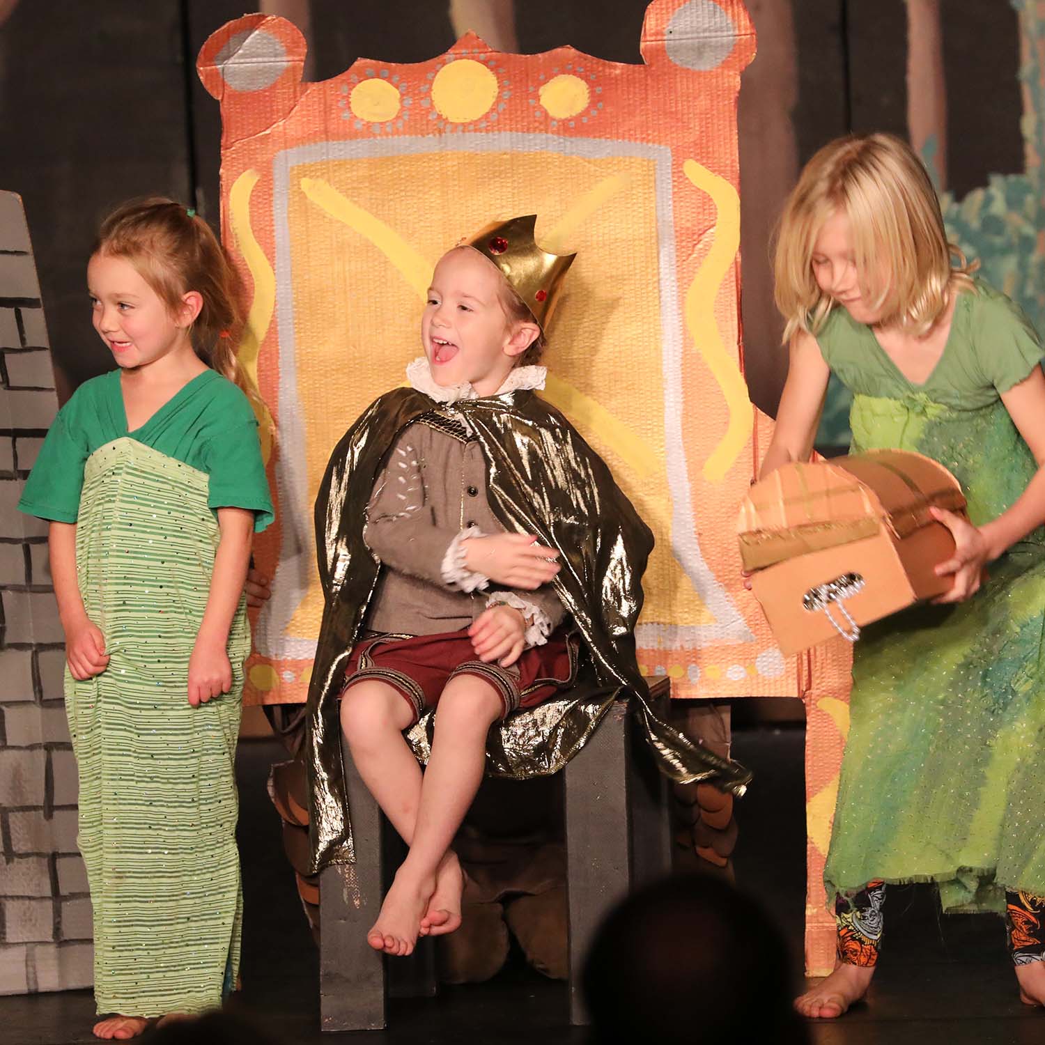Children's theatre in Bellingham WA - students perform drama for kids. Image shows young children age 5 age 6 age 7 and age 8 performing Snow White on stage.