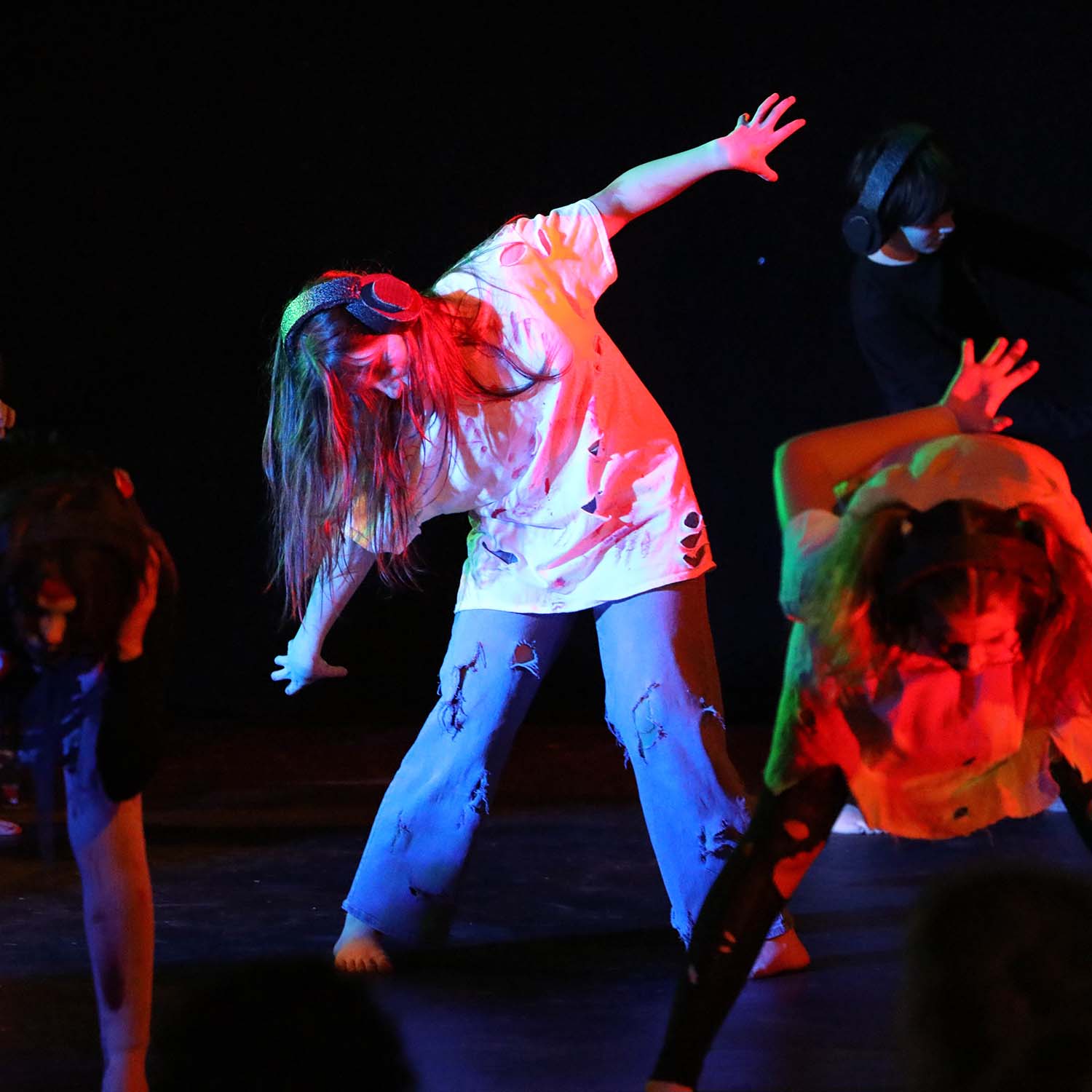 Children's theatre in Bellingham WA - students perform drama for kids. Image shows young children age 5 age 6 age 7 and age 8 performing Snow White on stage.